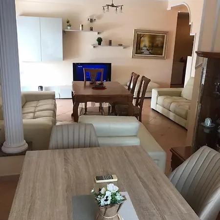 Center Veranda Apartment *