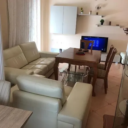 Center Veranda Apartment *