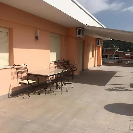 Center Veranda Apartment *